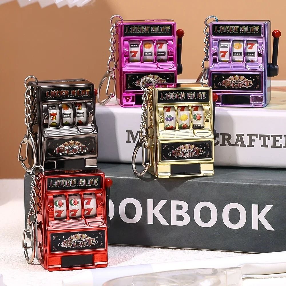 Arcade Game Jackpot - Mini-Glücksspielautomat Schlüsselanhänger Kreatives Arcade-Taschenfrucht-Glücks-Jackpot-Gadget Antistress-Spielzeug Lustige